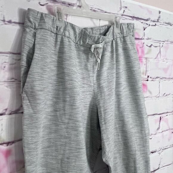 Lululemon on the fly gray marled everyday cropped pants - Picture 6 of 12